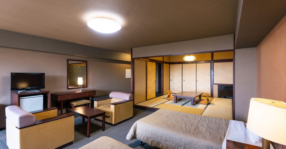 Down comforters, in-room safe, desk, blackout drapes