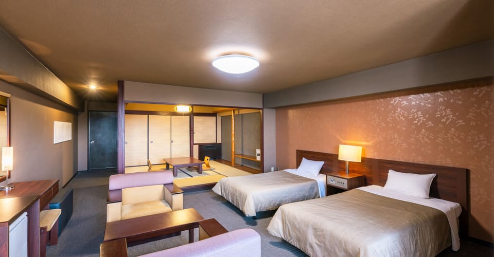 Down comforters, in-room safe, desk, blackout drapes