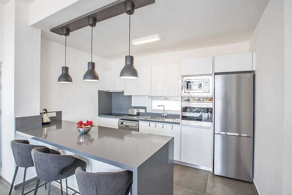 Fully Equipped Kitchen with breakfast bar and extra seating area for 3 people