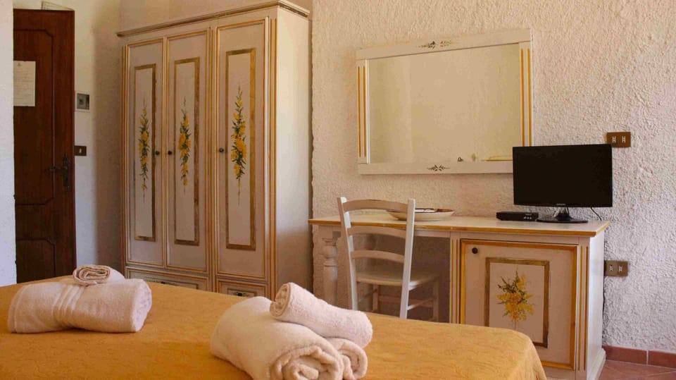 Standard Triple Room | Minibar, in-room safe, individually decorated, individually furnished