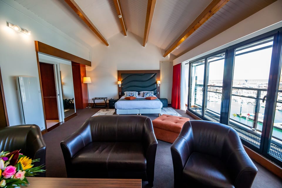 Junior Suite, 1 King Bed, Sea View | Premium bedding, minibar (free items), in-room safe, blackout drapes