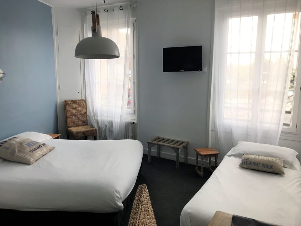 Triple Room | Individually decorated, individually furnished, desk, blackout drapes