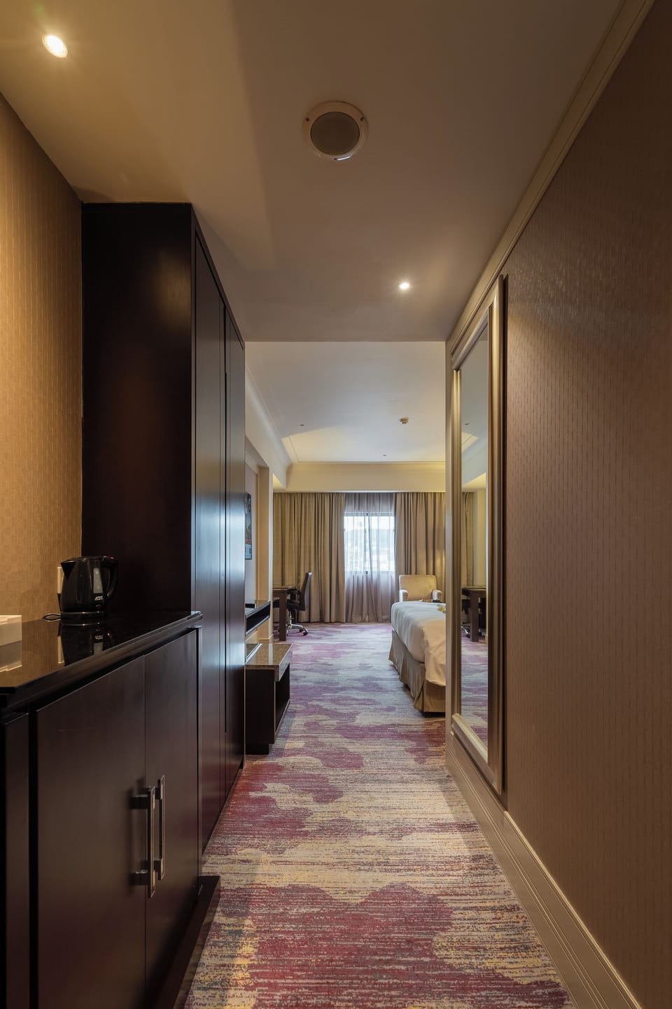 Deluxe Room, 1 King Bed, Smoking | Minibar, in-room safe, desk, WiFi (free)