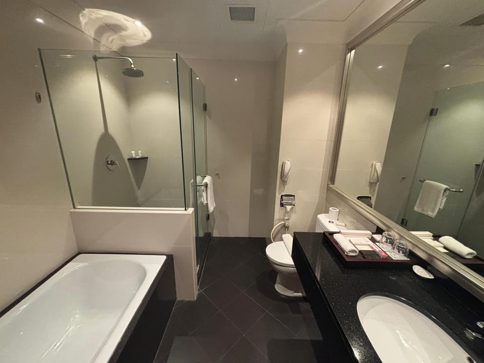 Deluxe Room, 1 King Bed, Smoking | Minibar, in-room safe, desk, WiFi (free)