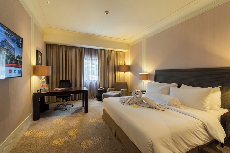 Superior Room, 1 King Bed, Smoking | Minibar, in-room safe, desk, WiFi (free)