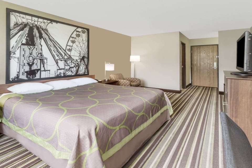 Desk, laptop workspace, free WiFi, bed sheets