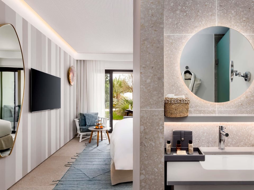 Superior Room, 1 King Bed, Garden View | Premium bedding, minibar, in-room safe, desk