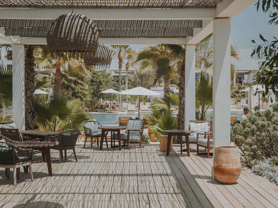 3 restaurants; breakfast, lunch, and dinner served