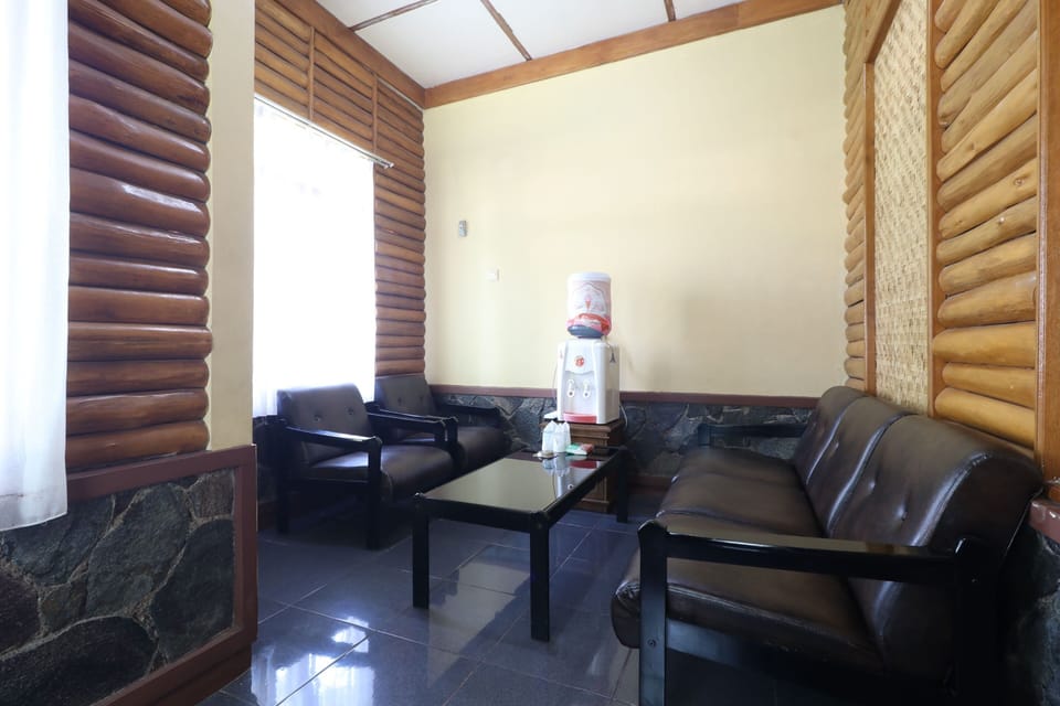Superior Family Room | Desk, bed sheets