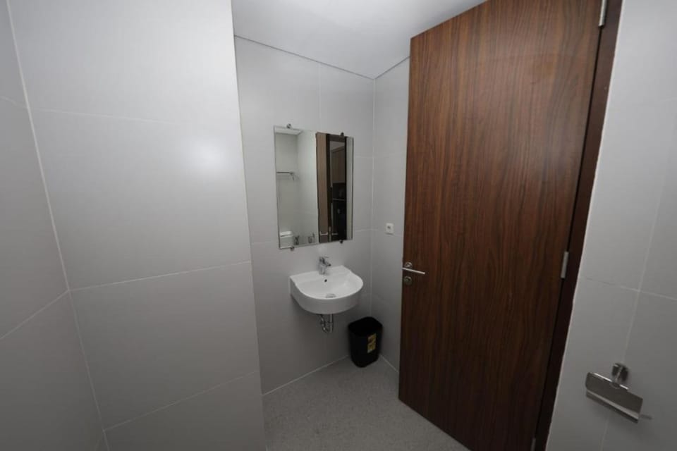 Shower, free toiletries, towels