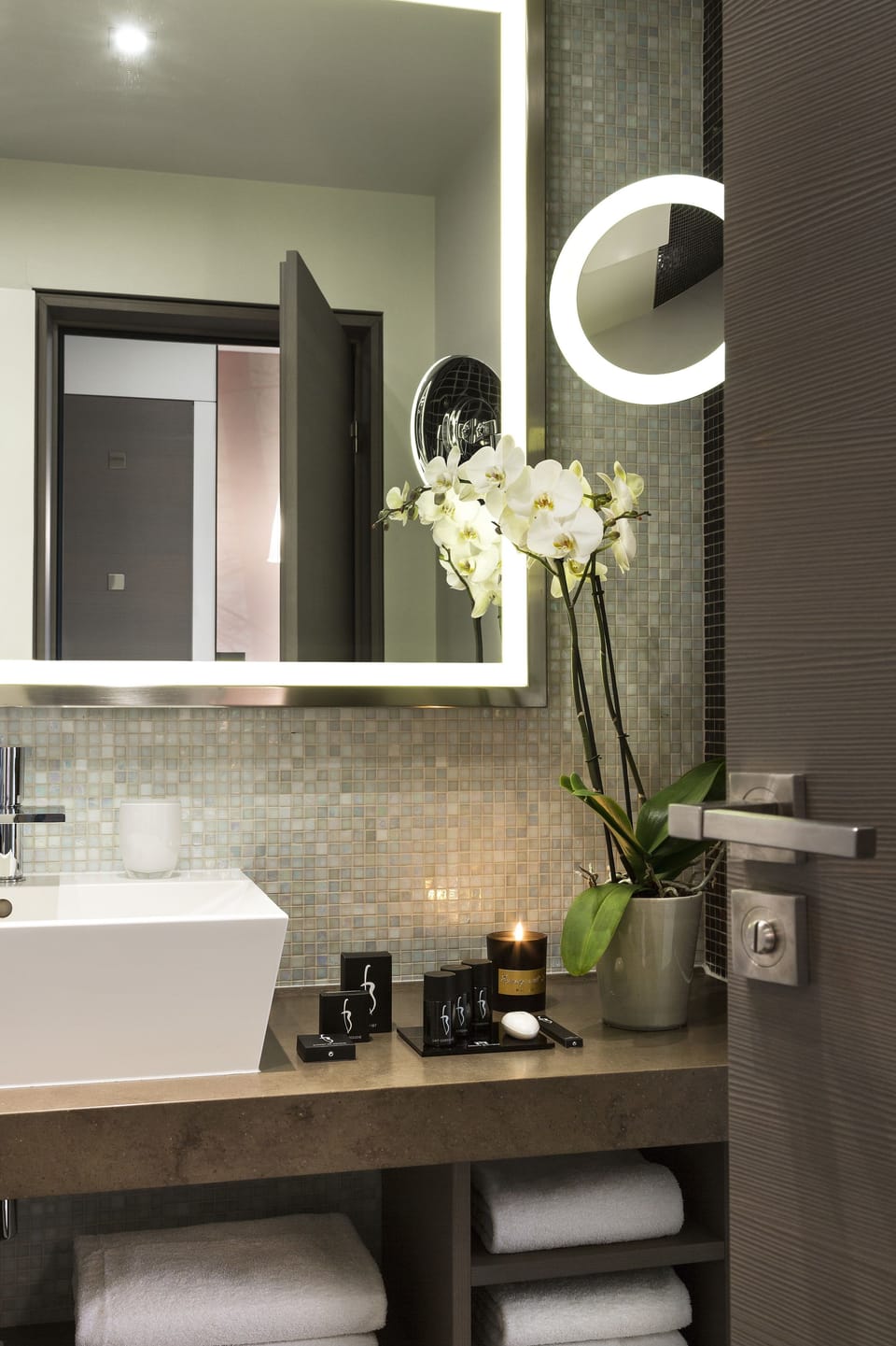 Shower, rainfall showerhead, free toiletries, hair dryer