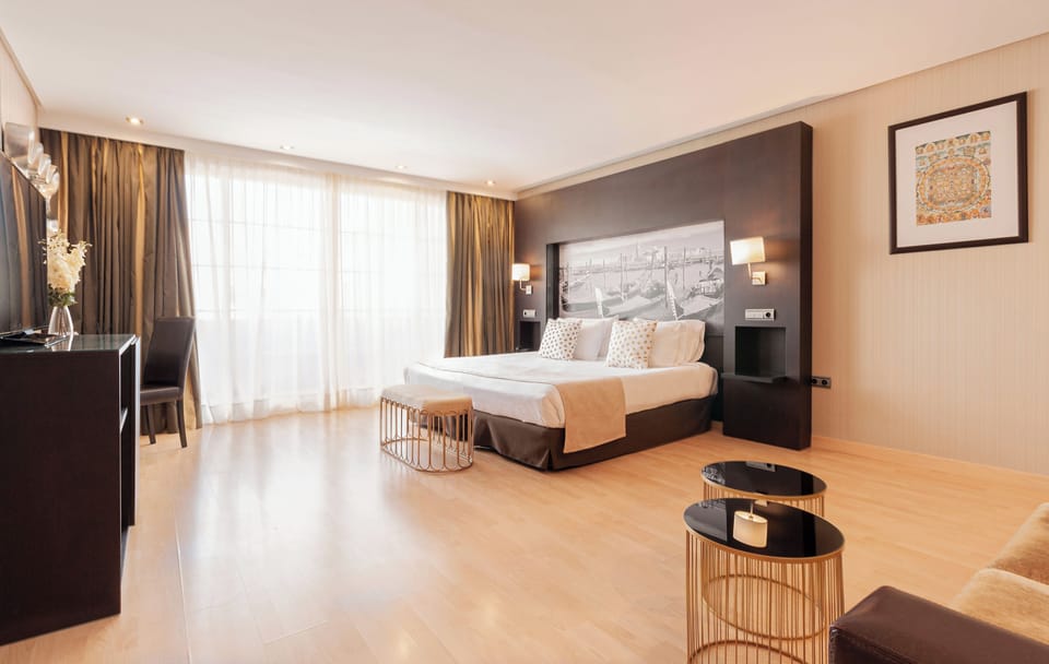 Suite | Minibar, in-room safe, individually decorated, individually furnished