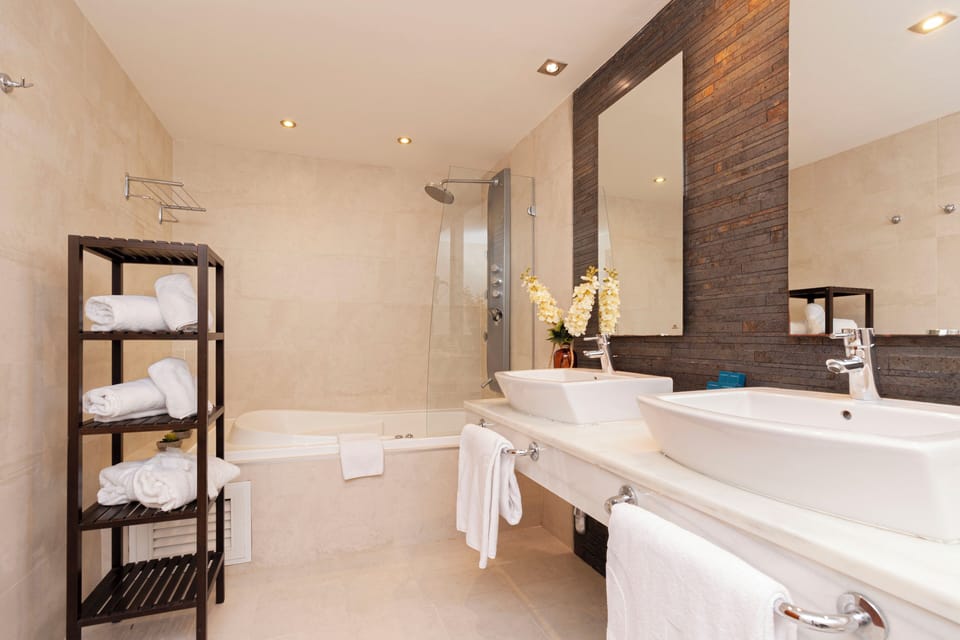 Superior Suite | Bathroom | Shower, free toiletries, hair dryer, bidet