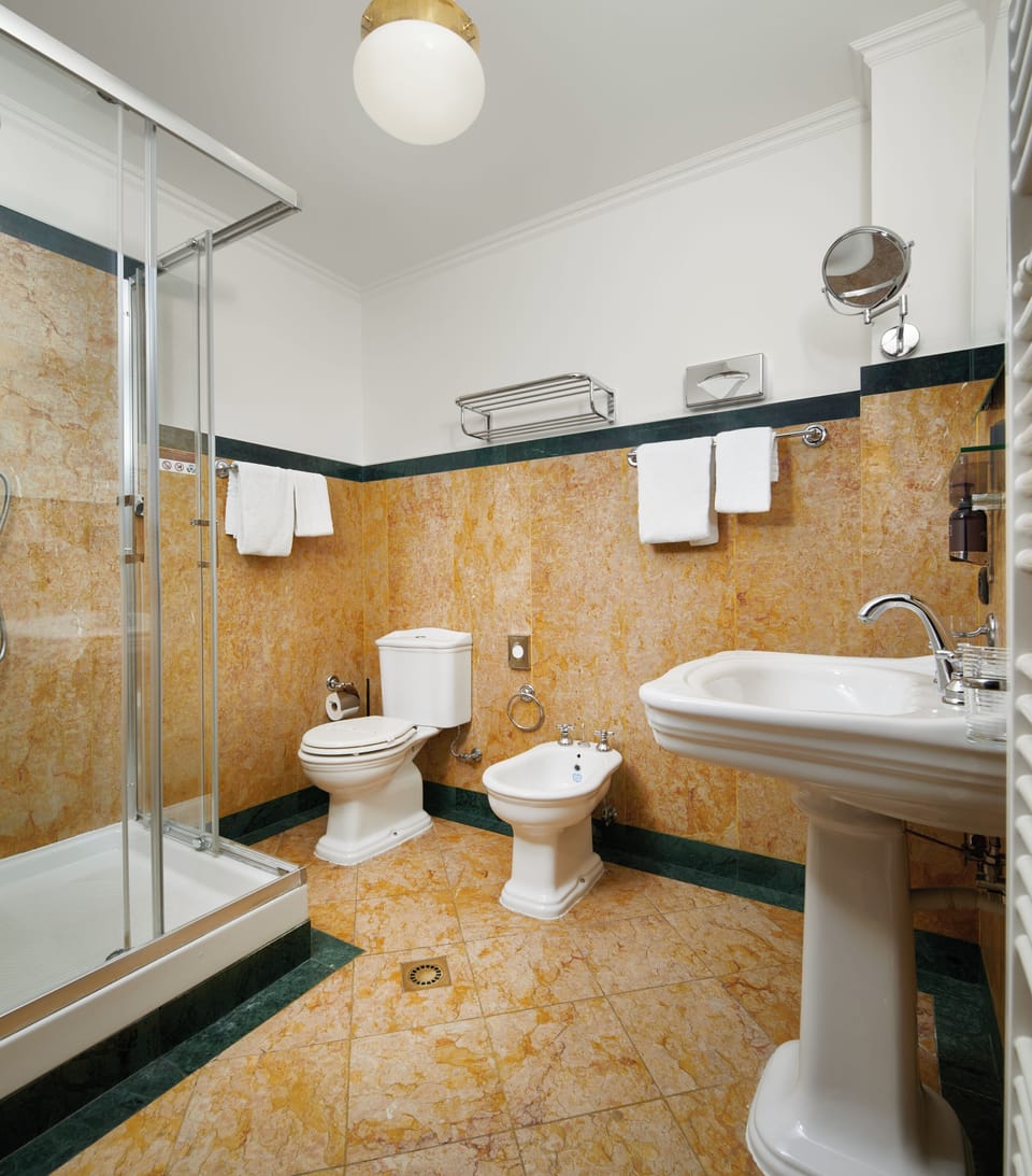Junior Suite | Bathroom | Free toiletries, hair dryer, bidet, towels