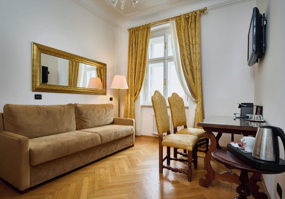 Junior Suite | Minibar, in-room safe, individually decorated, desk