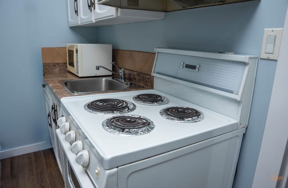 Family Suite | Private kitchenette | Coffee/tea maker, microwave