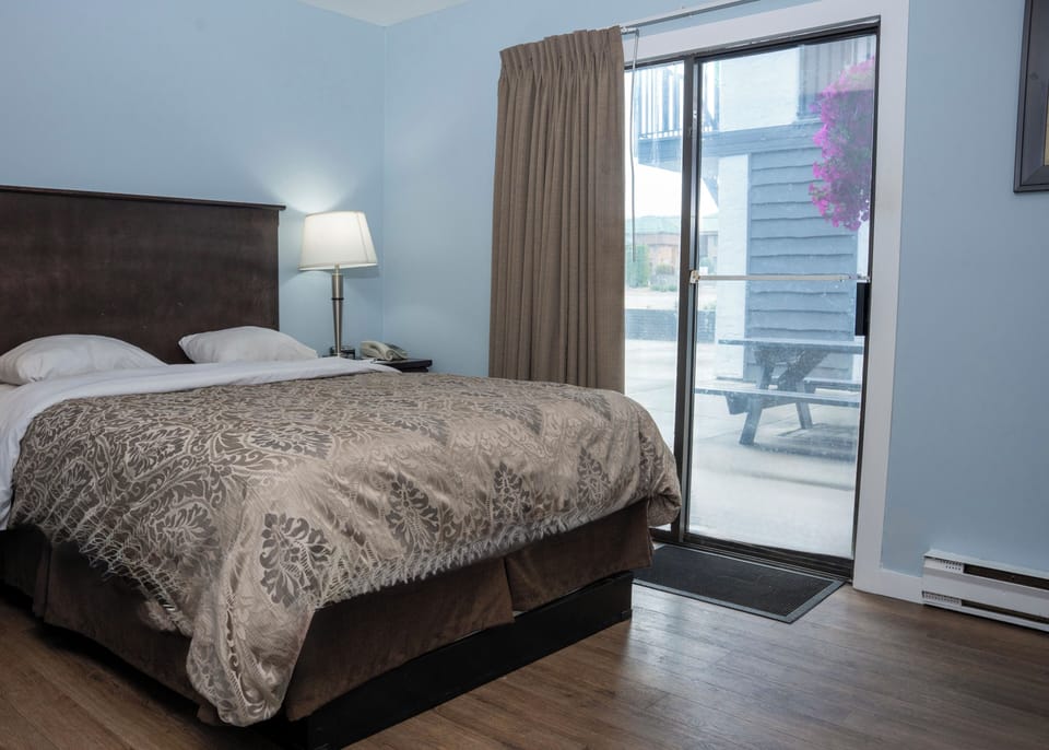 Family Suite | Minibar, desk, WiFi (free), alarm clocks