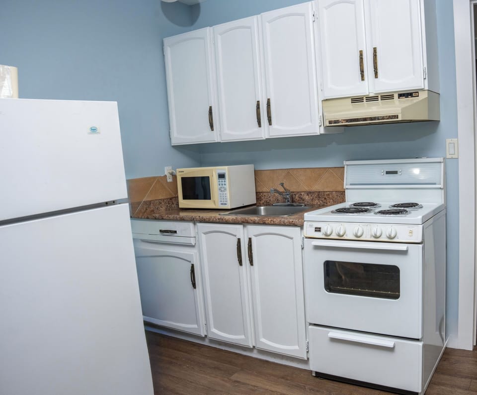 Family Suite | Private kitchenette | Coffee/tea maker, microwave