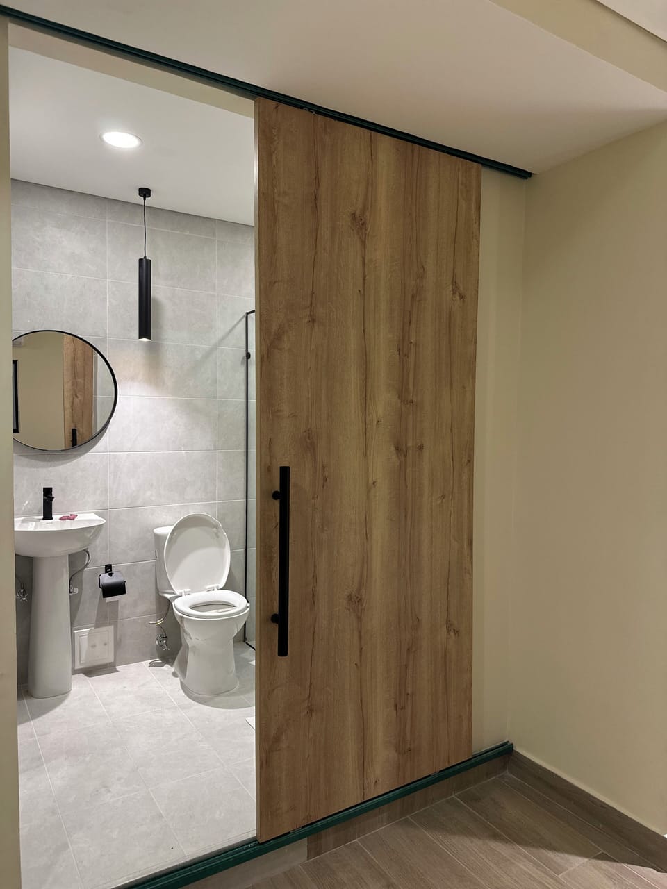 Deluxe Studio | Bathroom | Shower, rainfall showerhead, free toiletries, towels