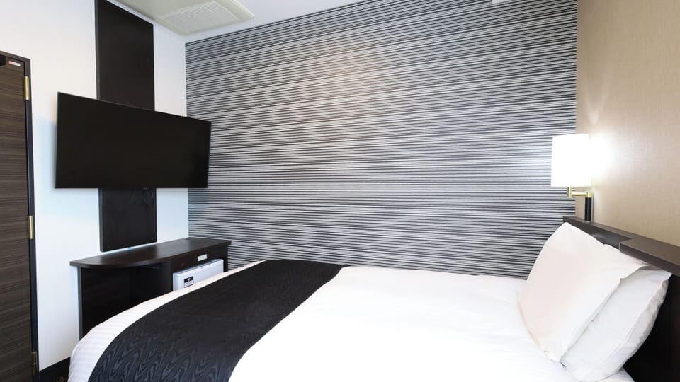 Single Room, Non Smoking | Desk, blackout drapes, free WiFi, bed sheets