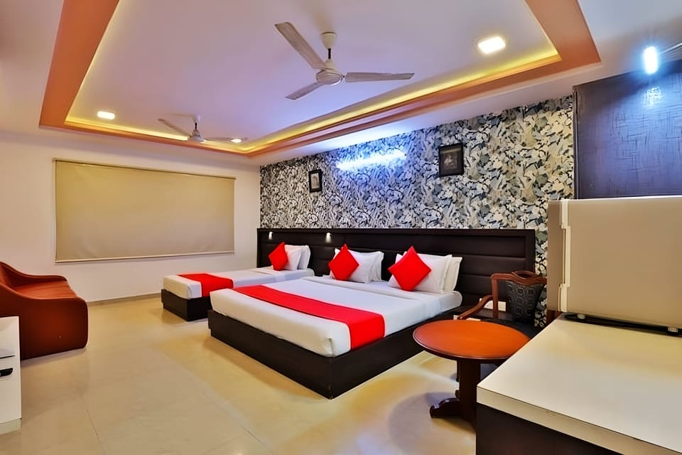 Family Room | Desk, laptop workspace, free WiFi