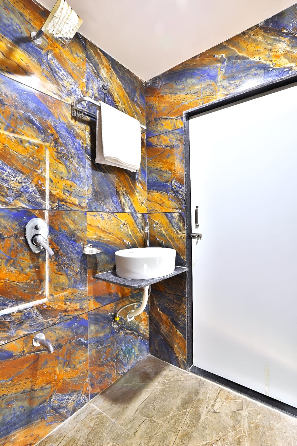 Family Room | Bathroom | Shower, free toiletries, towels, soap