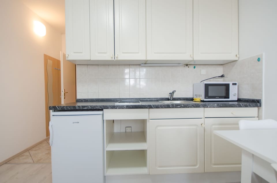 Studio | Private kitchen | Fridge, microwave, stovetop, cookware/dishes/utensils