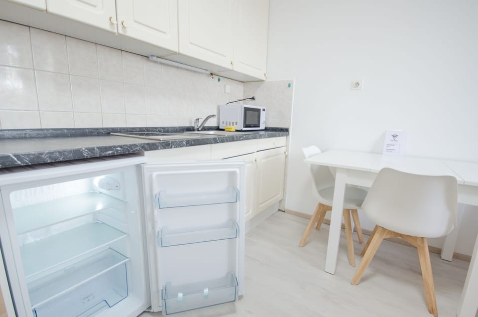Studio | Private kitchen | Fridge, microwave, stovetop, cookware/dishes/utensils