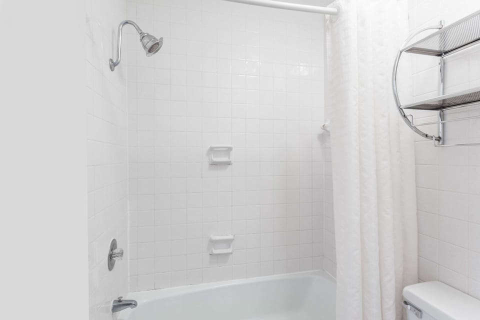 Combined shower/tub, free toiletries, towels