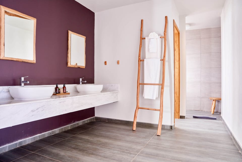 Deluxe Room | Bathroom | Shower, hydromassage showerhead, towels