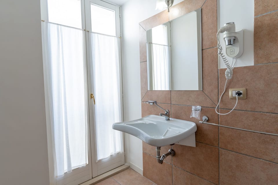Deluxe Double or Twin Room, 1 Double Bed, Accessible | Bathroom | Shower, free toiletries, hair dryer, bidet