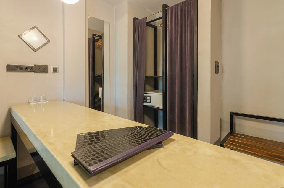 Senior Suite | Premium bedding, pillowtop beds, in-room safe, individually decorated