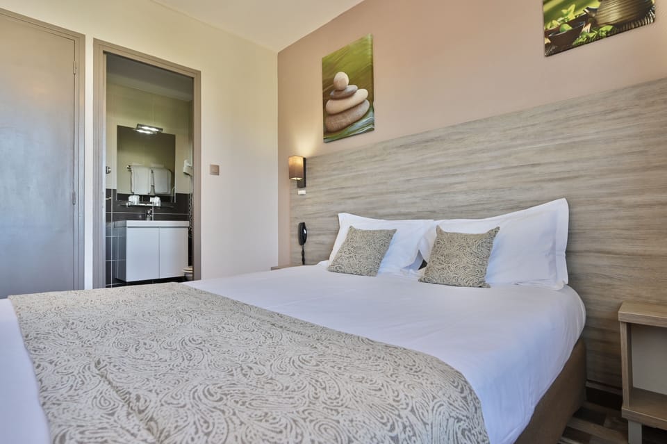 Comfort Double or Twin Room, Private Bathroom | Desk, blackout drapes, soundproofing, iron/ironing board