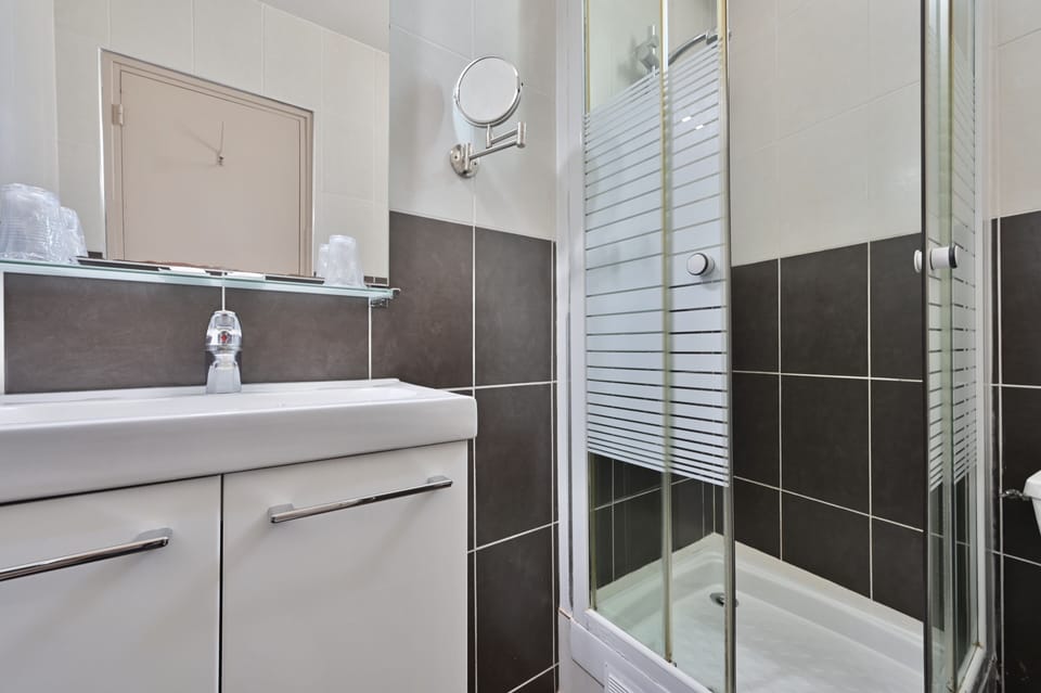 Comfort Triple Room | Bathroom | Shower, free toiletries, hair dryer, towels
