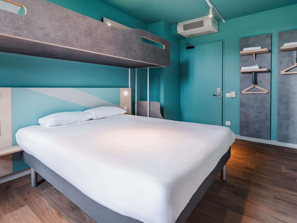 Triple Room, Multiple Beds | Desk, blackout drapes, soundproofing, iron/ironing board