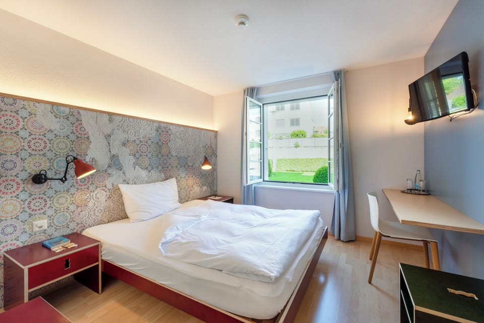 Double room Street side | Hypo-allergenic bedding, individually decorated, individually furnished