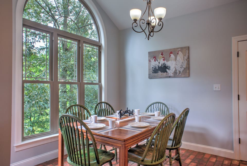 Breakfast Nook w/ Table for 6 offers access to Deck