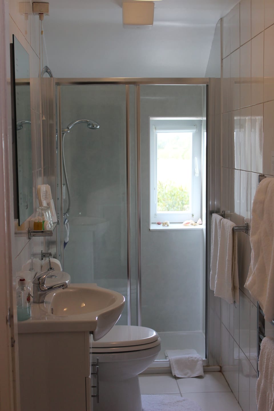 Double Room, Garden View | Bathroom | Free toiletries, hair dryer, bathrobes, towels