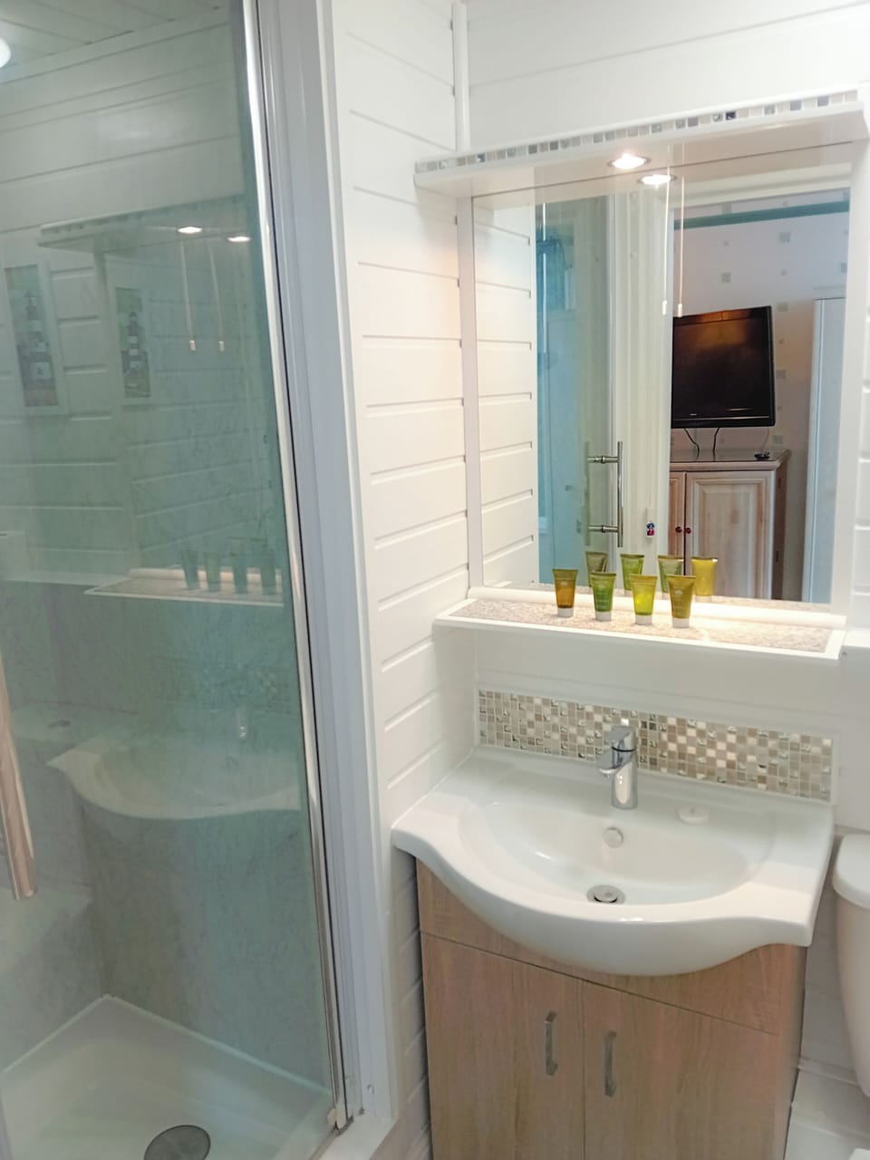 Shower, free toiletries, hair dryer, towels