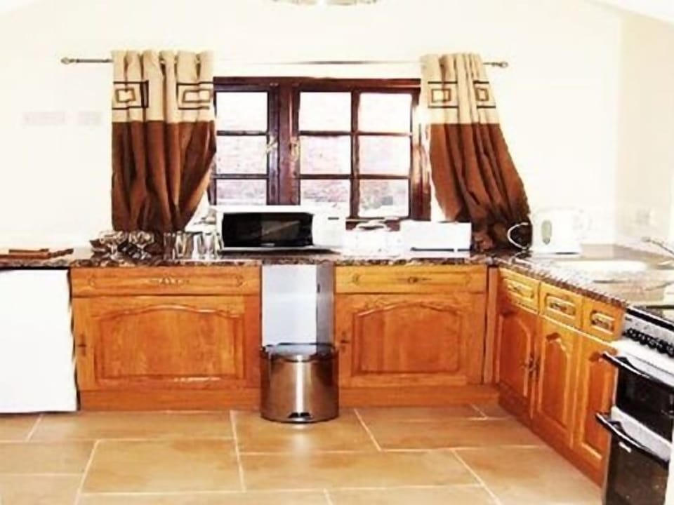 Cottage, Private Bathroom (Wash House) | Private kitchen