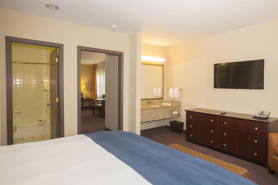 King Suite | Desk, blackout drapes, iron/ironing board, free WiFi