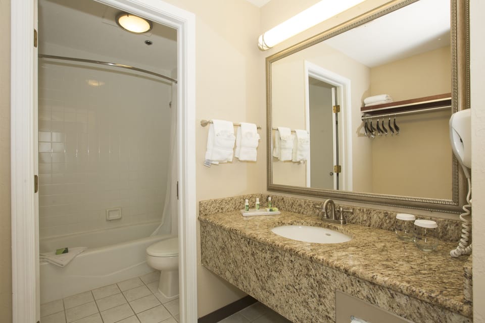 King Standard | Bathroom | Free toiletries, hair dryer, towels
