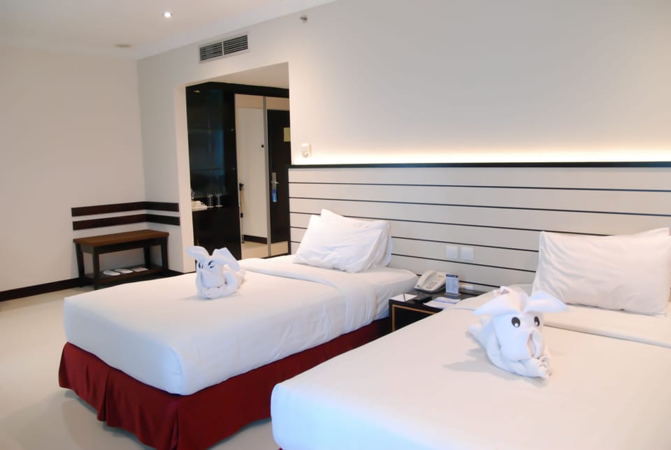 Deluxe Twin, 2 Single Beds | Minibar, in-room safe, desk, soundproofing