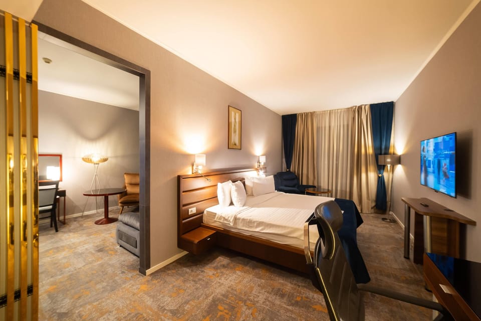 Executive Suite (Premium Deluxe, Belle View) | Minibar, in-room safe, desk, blackout drapes