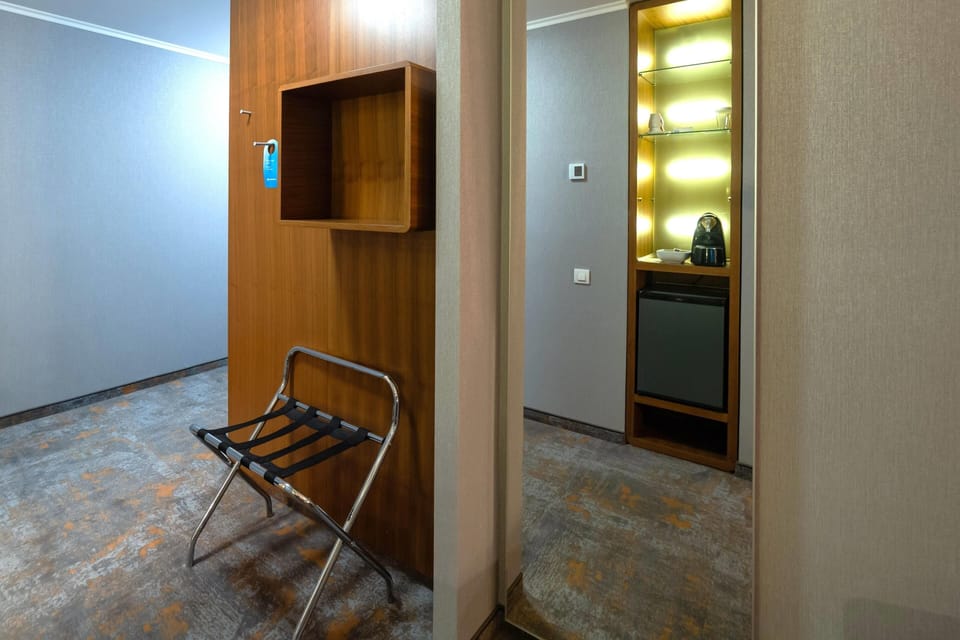 Executive Suite (Premium Deluxe, Belle View) | Minibar, in-room safe, desk, blackout drapes