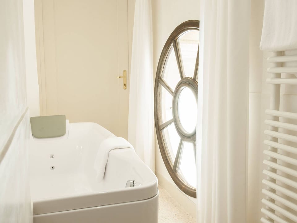 Junior Suite with Hot Tub - Main Building | Bathroom | Free toiletries, hair dryer, towels, soap