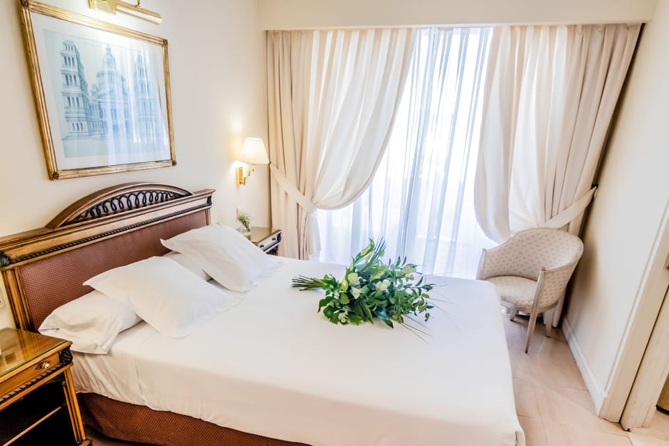 Premium bedding, down comforters, minibar, in-room safe