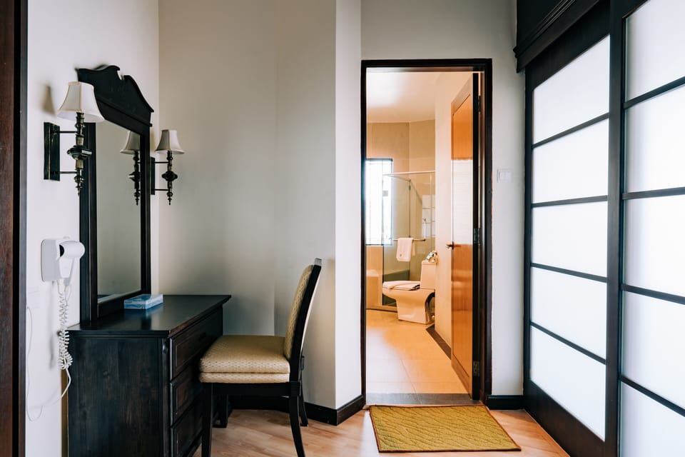 Penthouse, Balcony, Golf View (Suite) - Bathtub | Bathroom | Combined shower/tub, free toiletries, hair dryer, slippers