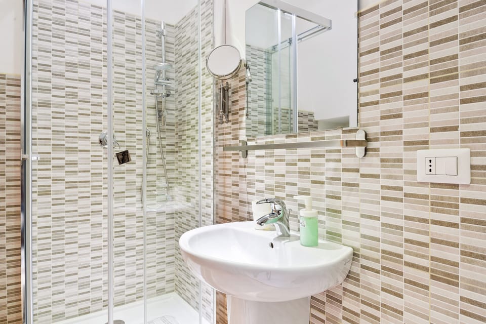 Double Room | Bathroom | Shower, rainfall showerhead, hair dryer, bidet