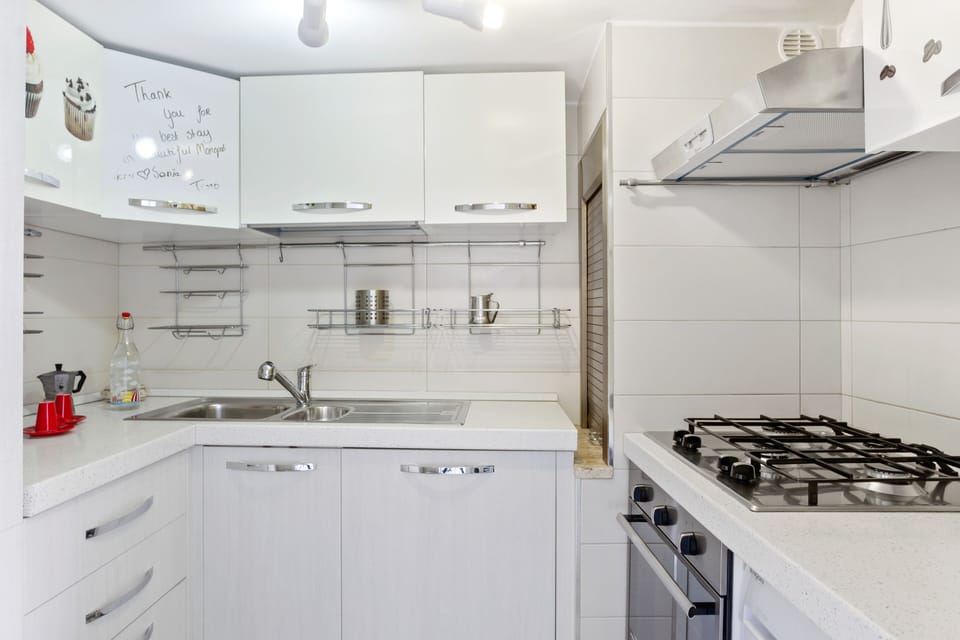 Apartment, 1 Bedroom | Private kitchen | Full-size fridge, microwave, oven, stovetop